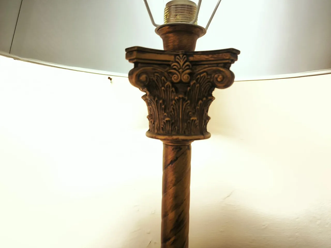 Lampada da terra con capitelli in ottone e paralume in tessuto, anni '80 2