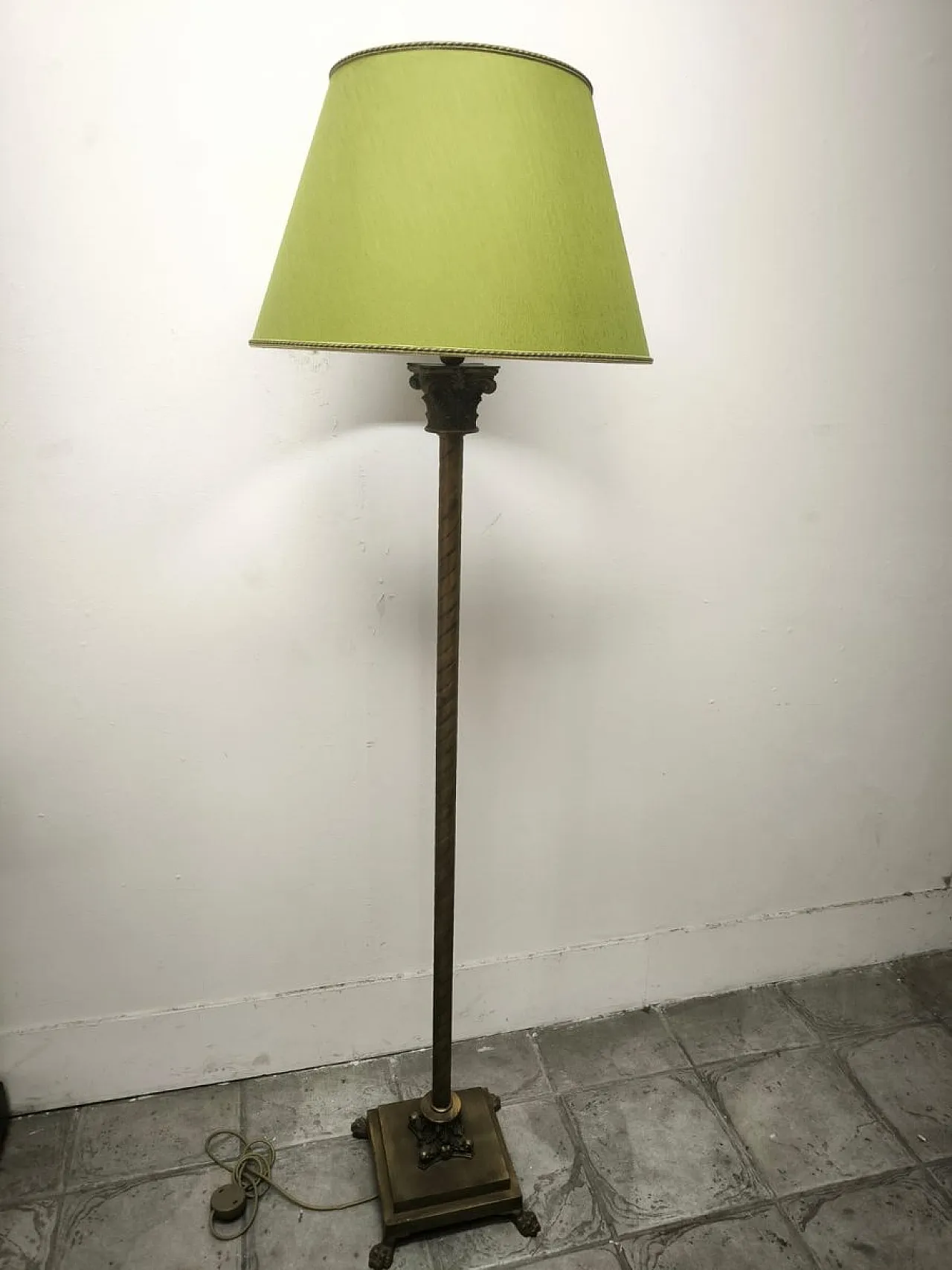 Lampada da terra con capitelli in ottone e paralume in tessuto, anni '80 5