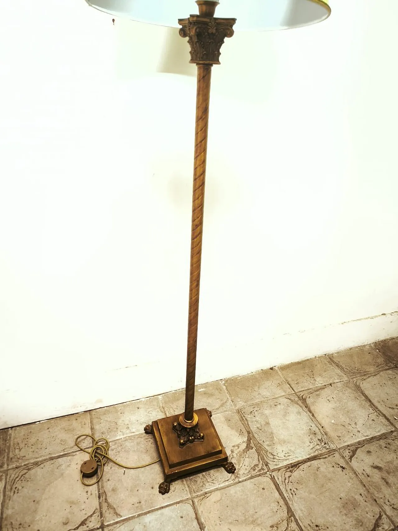 Lampada da terra con capitelli in ottone e paralume in tessuto, anni '80 8