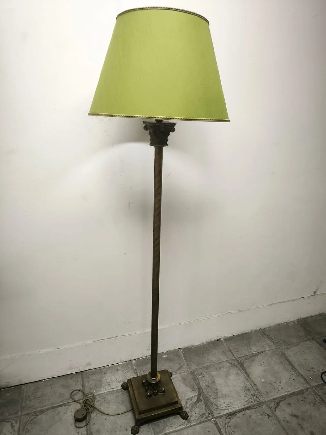 Lampada da terra con capitelli in ottone e paralume in tessuto, anni '80 9