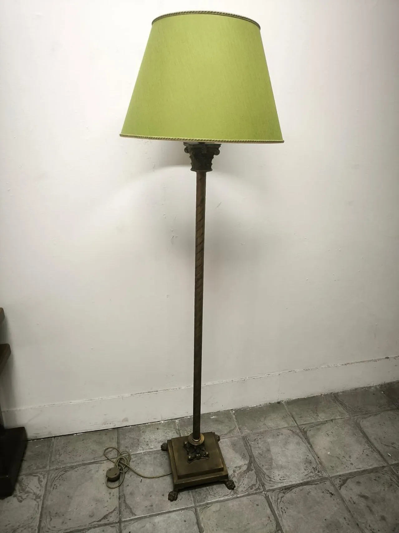 Lampada da terra con capitelli in ottone e paralume in tessuto, anni '80 10