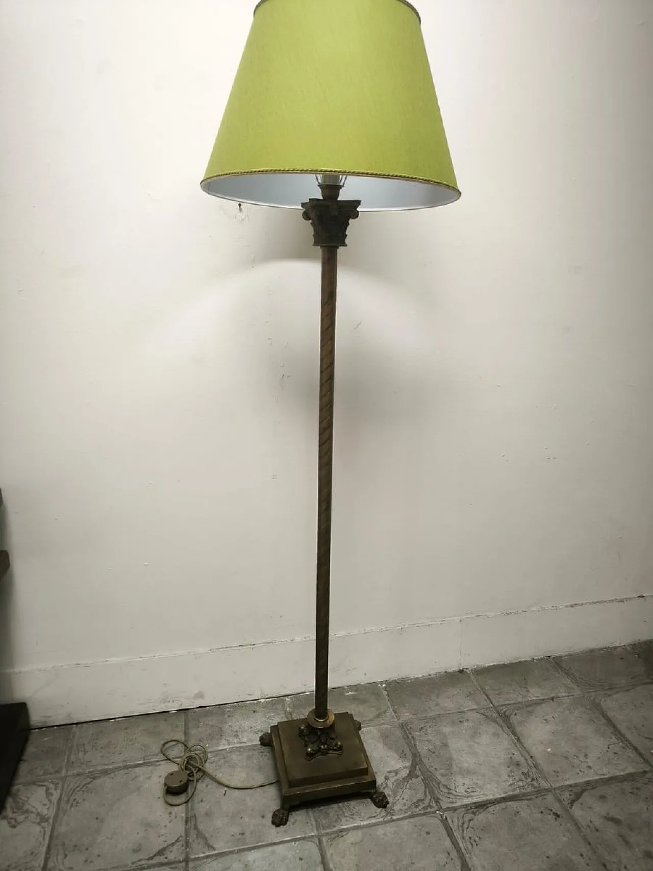 Lampada da terra con capitelli in ottone e paralume in tessuto, anni '80 11