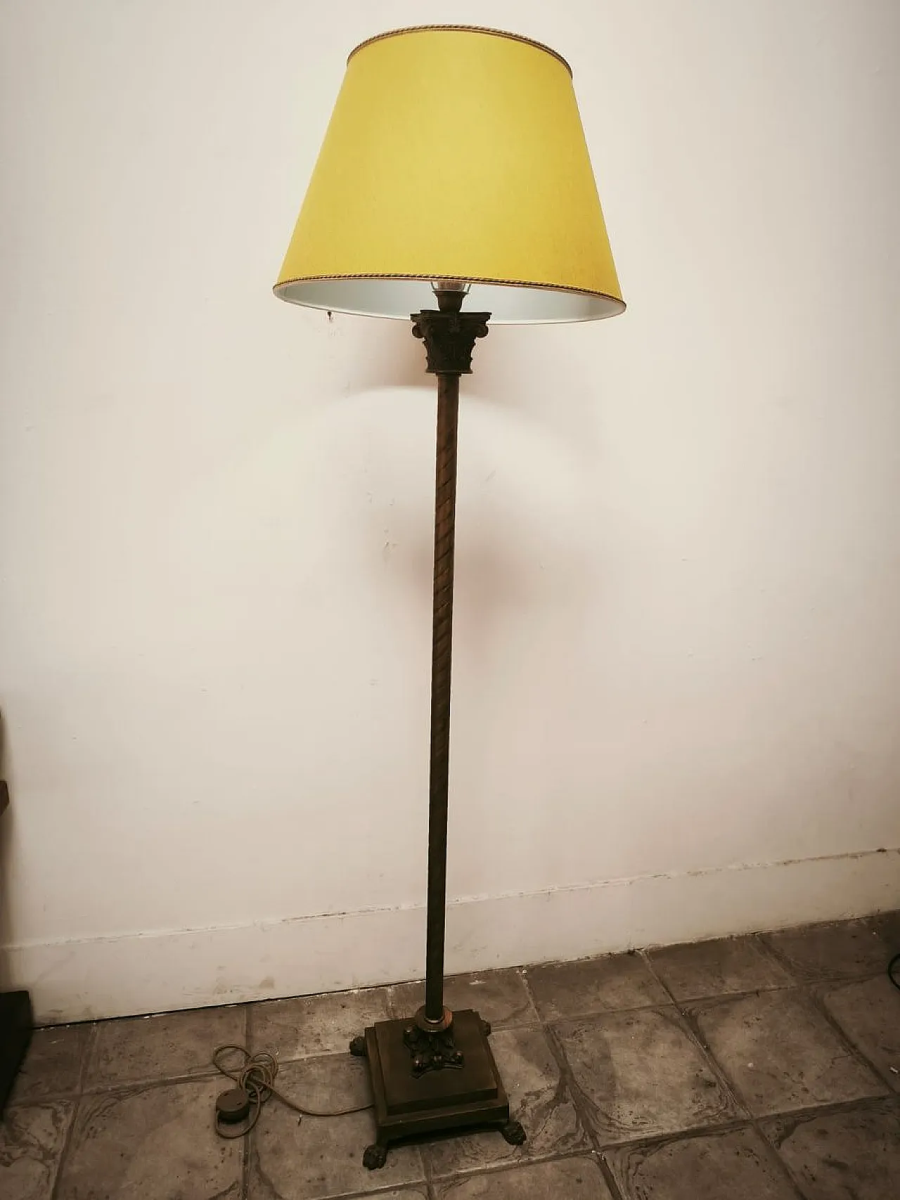 Lampada da terra con capitelli in ottone e paralume in tessuto, anni '80 13