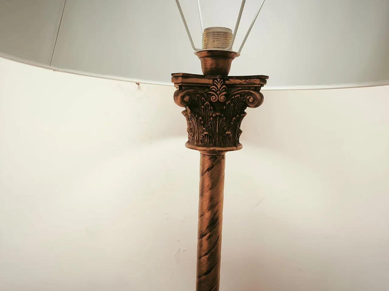 Lampada da terra con capitelli in ottone e paralume in tessuto, anni '80 14