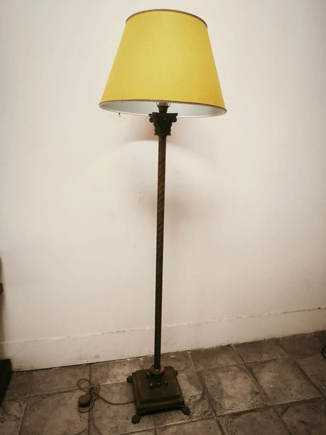Lampada da terra con capitelli in ottone e paralume in tessuto, anni '80 15