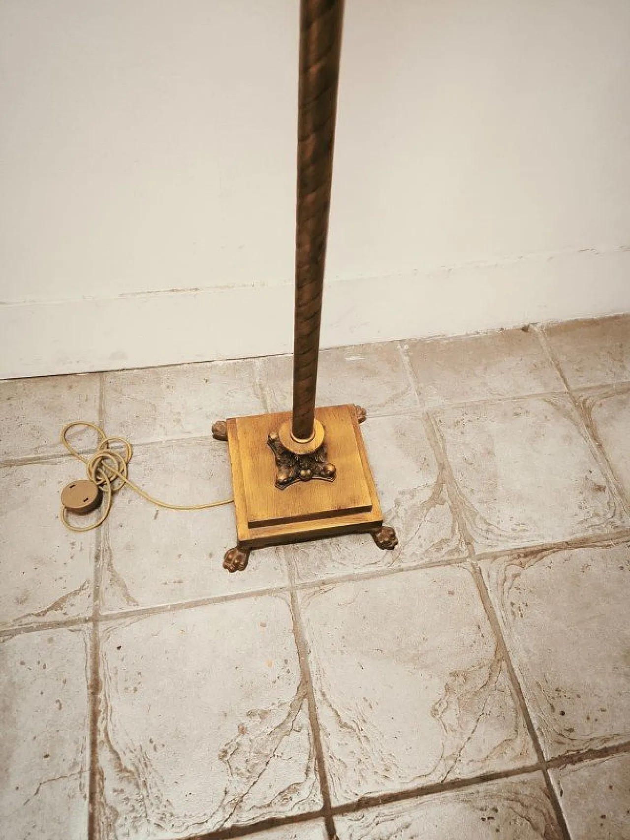 Lampada da terra con capitelli in ottone e paralume in tessuto, anni '80 16