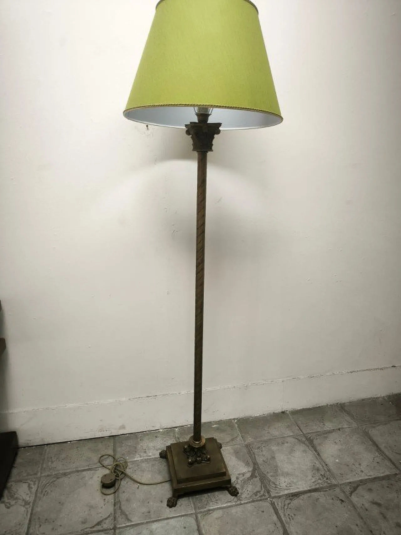 Lampada da terra con capitelli in ottone e paralume in tessuto, anni '80 18