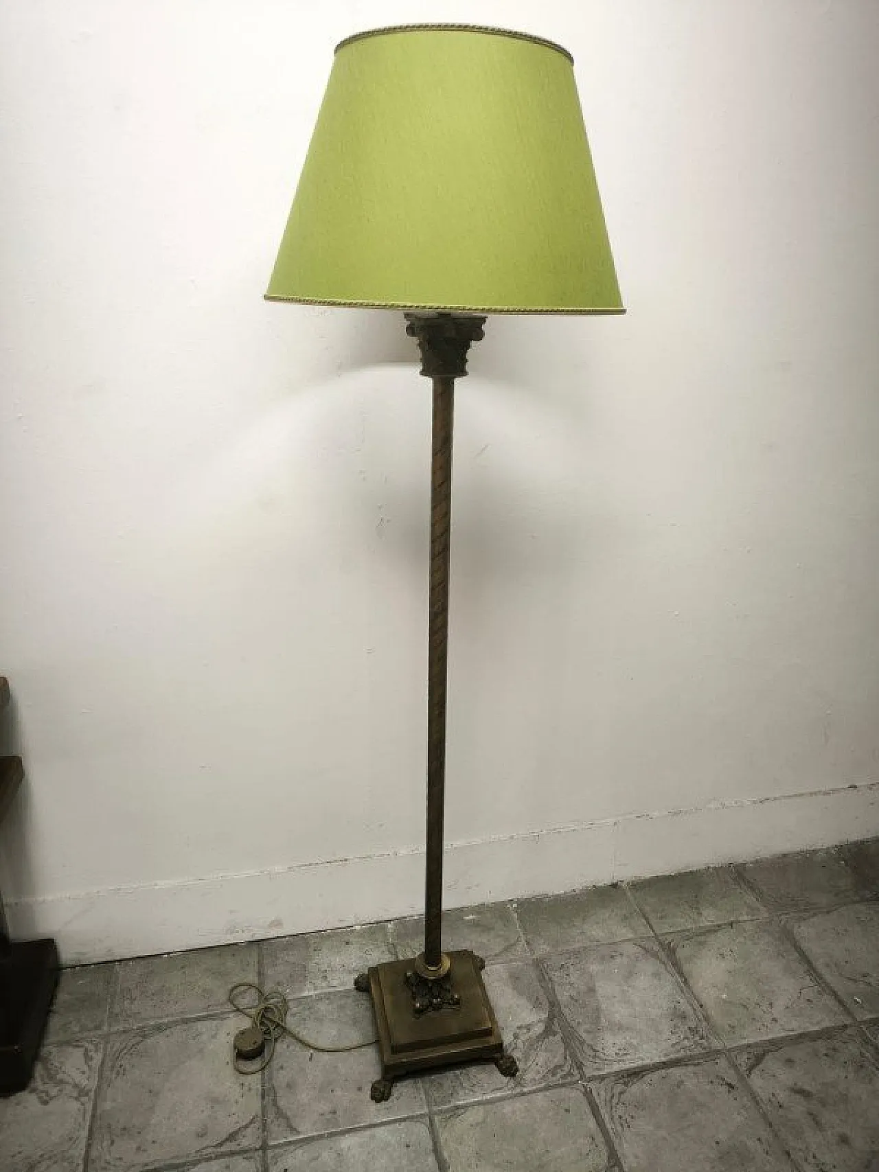 Lampada da terra con capitelli in ottone e paralume in tessuto, anni '80 19