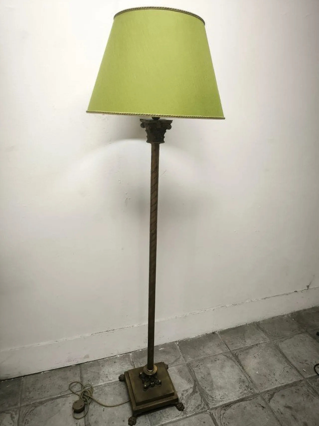 Lampada da terra con capitelli in ottone e paralume in tessuto, anni '80 20
