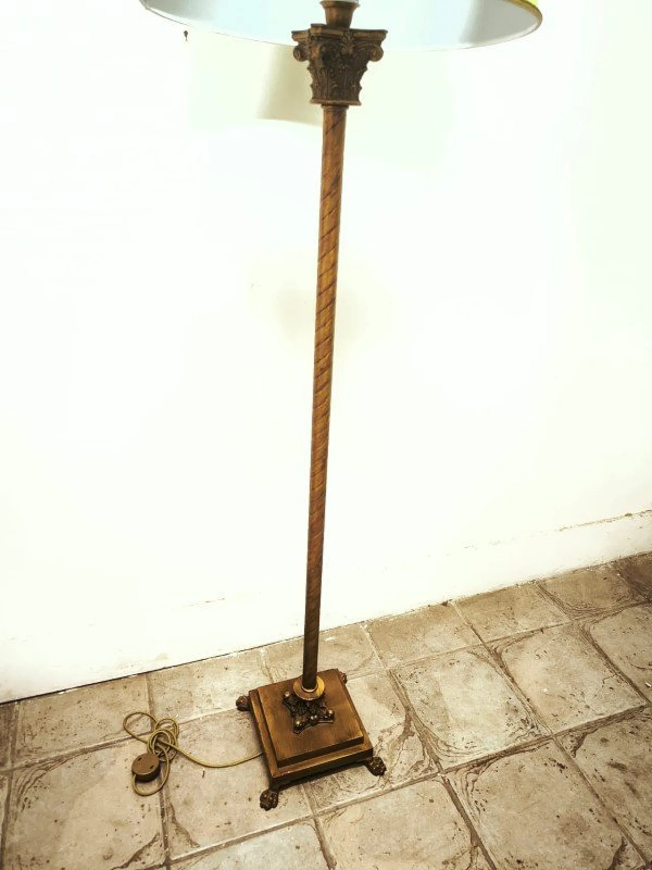 Lampada da terra con capitelli in ottone e paralume in tessuto, anni '80 21
