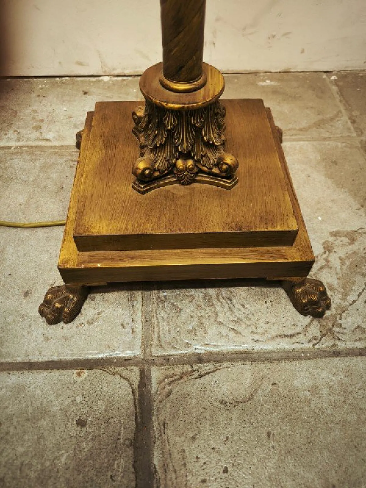 Lampada da terra con capitelli in ottone e paralume in tessuto, anni '80 26