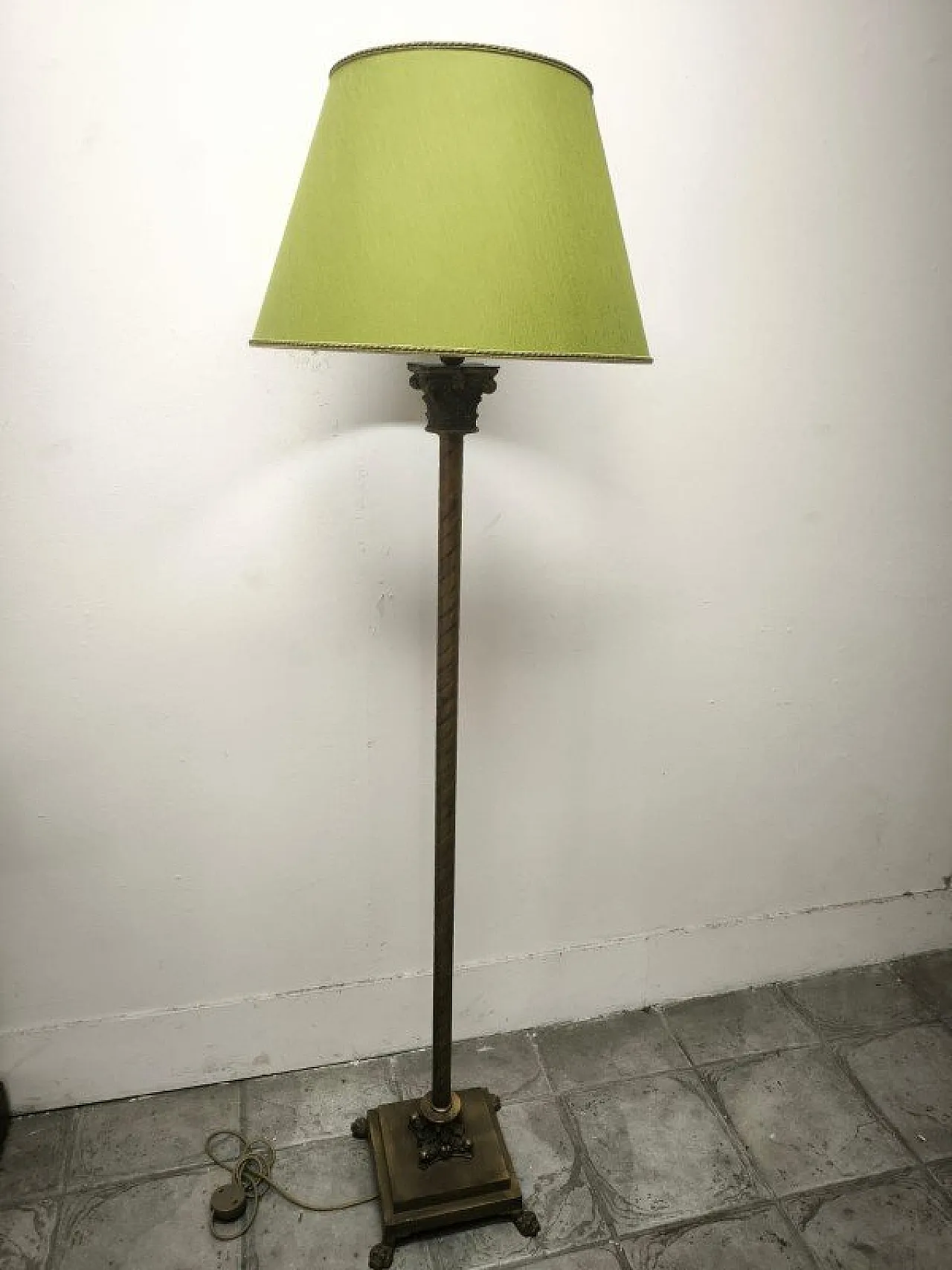Lampada da terra con capitelli in ottone e paralume in tessuto, anni '80 28