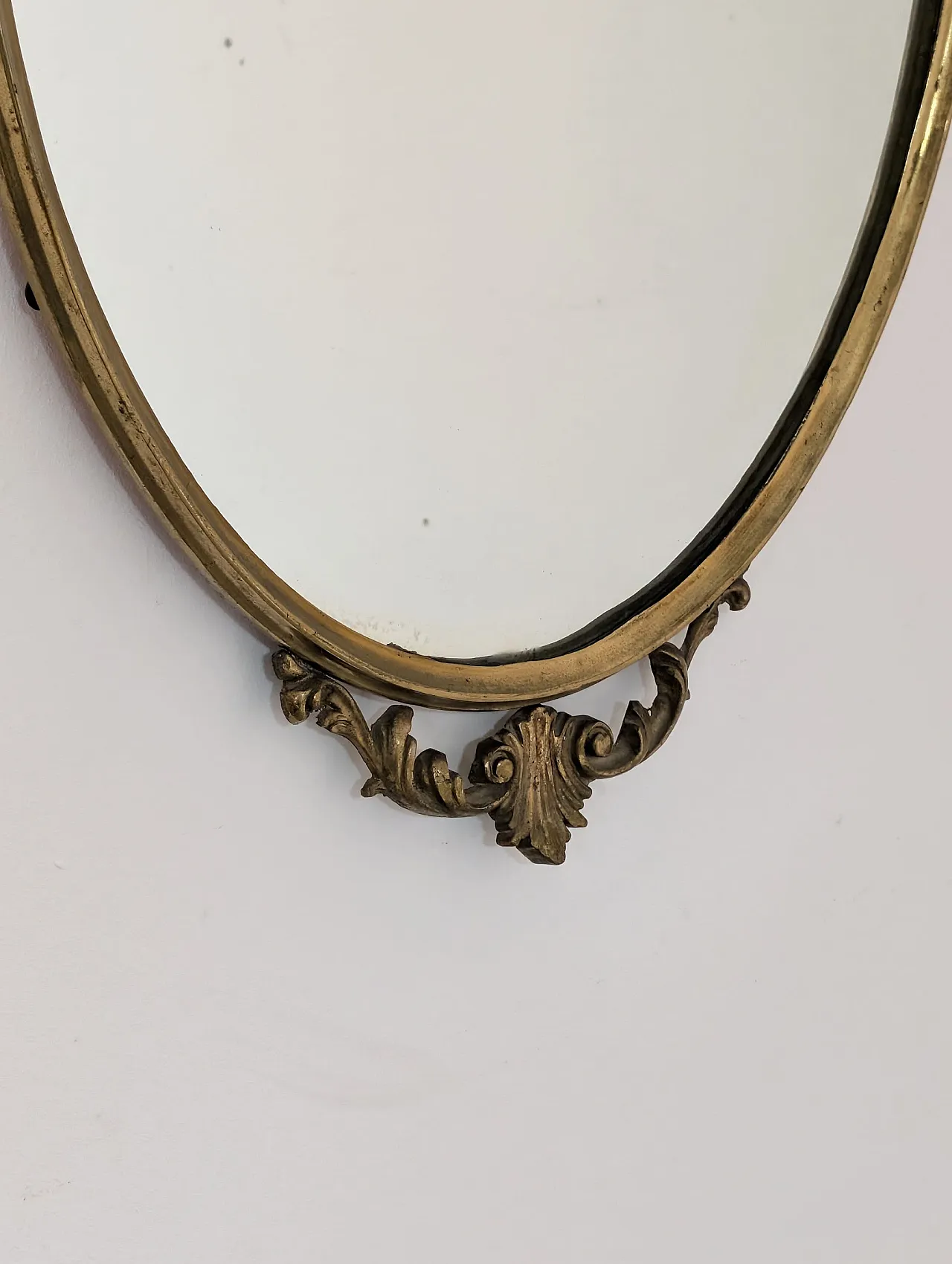 Specchio ovale in fusione di bronzo stile Luigi XV, anni '50 4