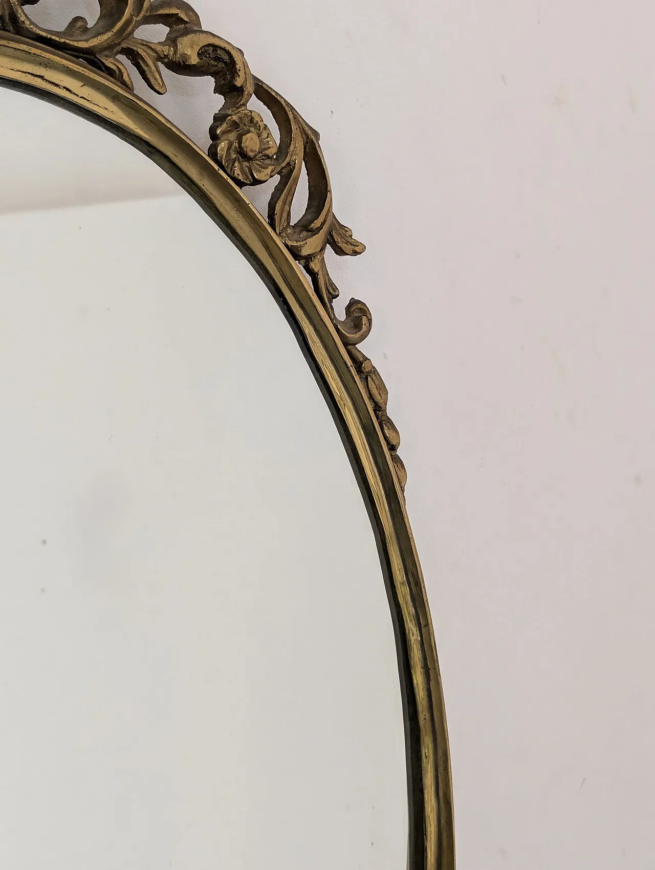 Specchio ovale in fusione di bronzo stile Luigi XV, anni '50 6