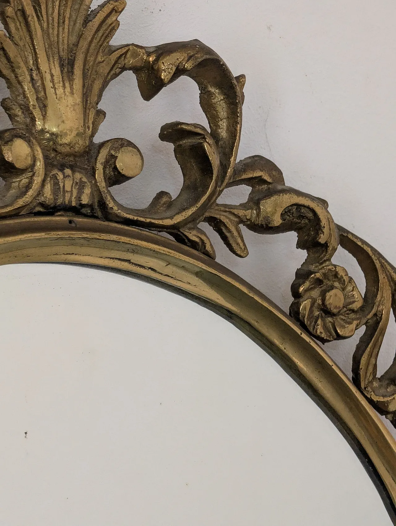 Specchio ovale in fusione di bronzo stile Luigi XV, anni '50 7