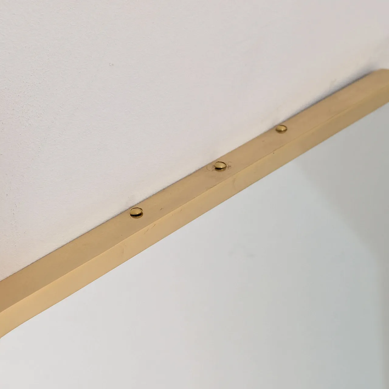 Specchio a scudo in ottone stile Gio Ponti, Italia anni ’50 4