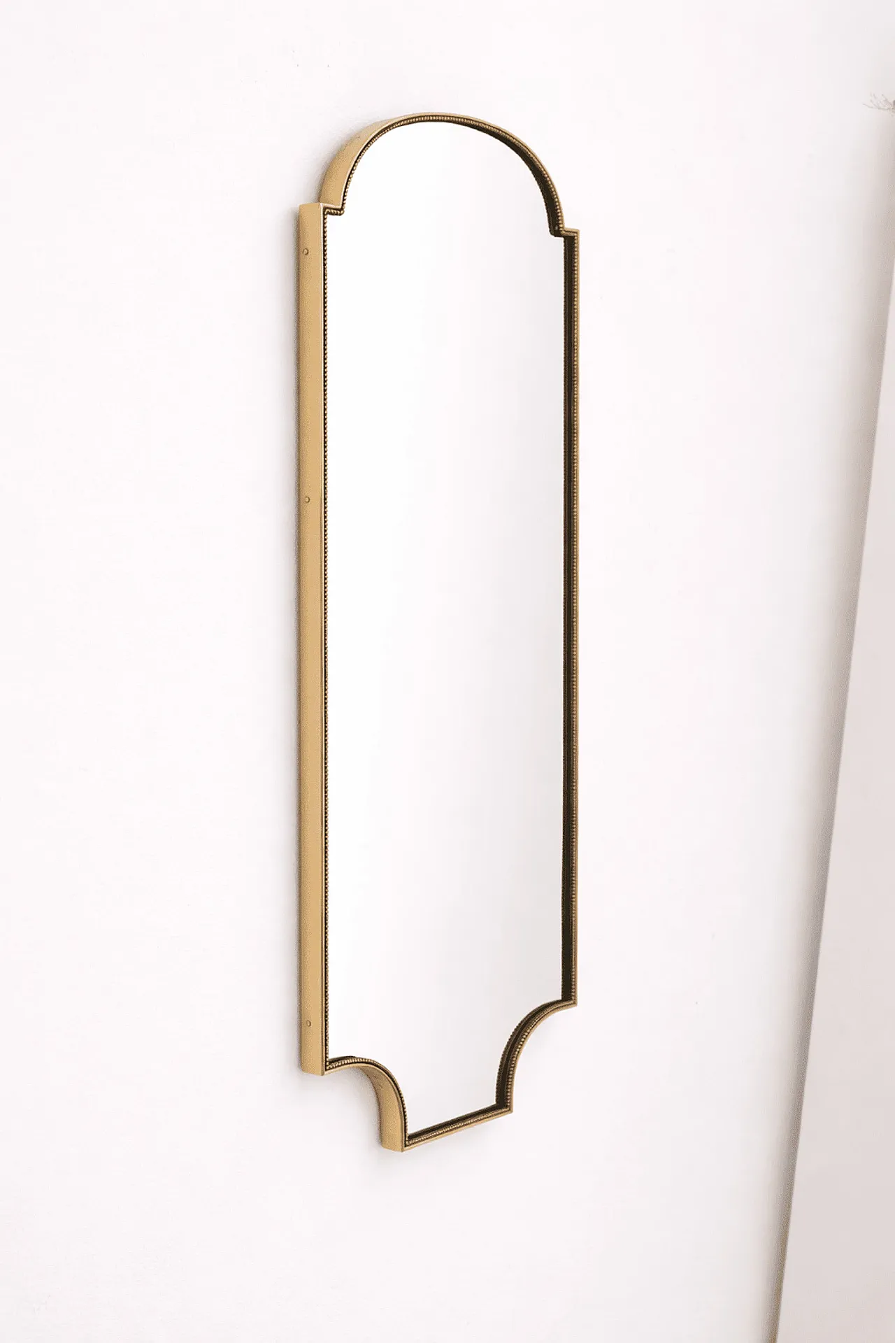 Specchio a scudo gotico Mid-Century Modern in ottone, anni ’60 3