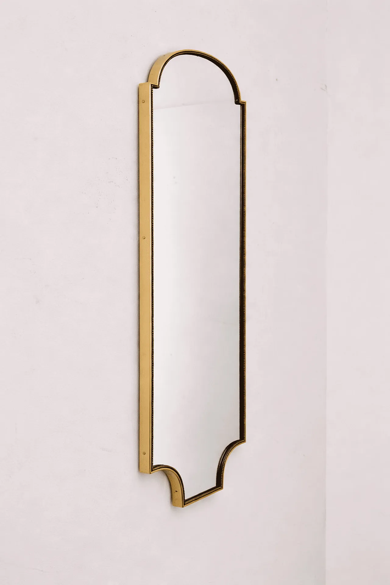 Specchio a scudo gotico Mid-Century Modern in ottone, anni ’60 5