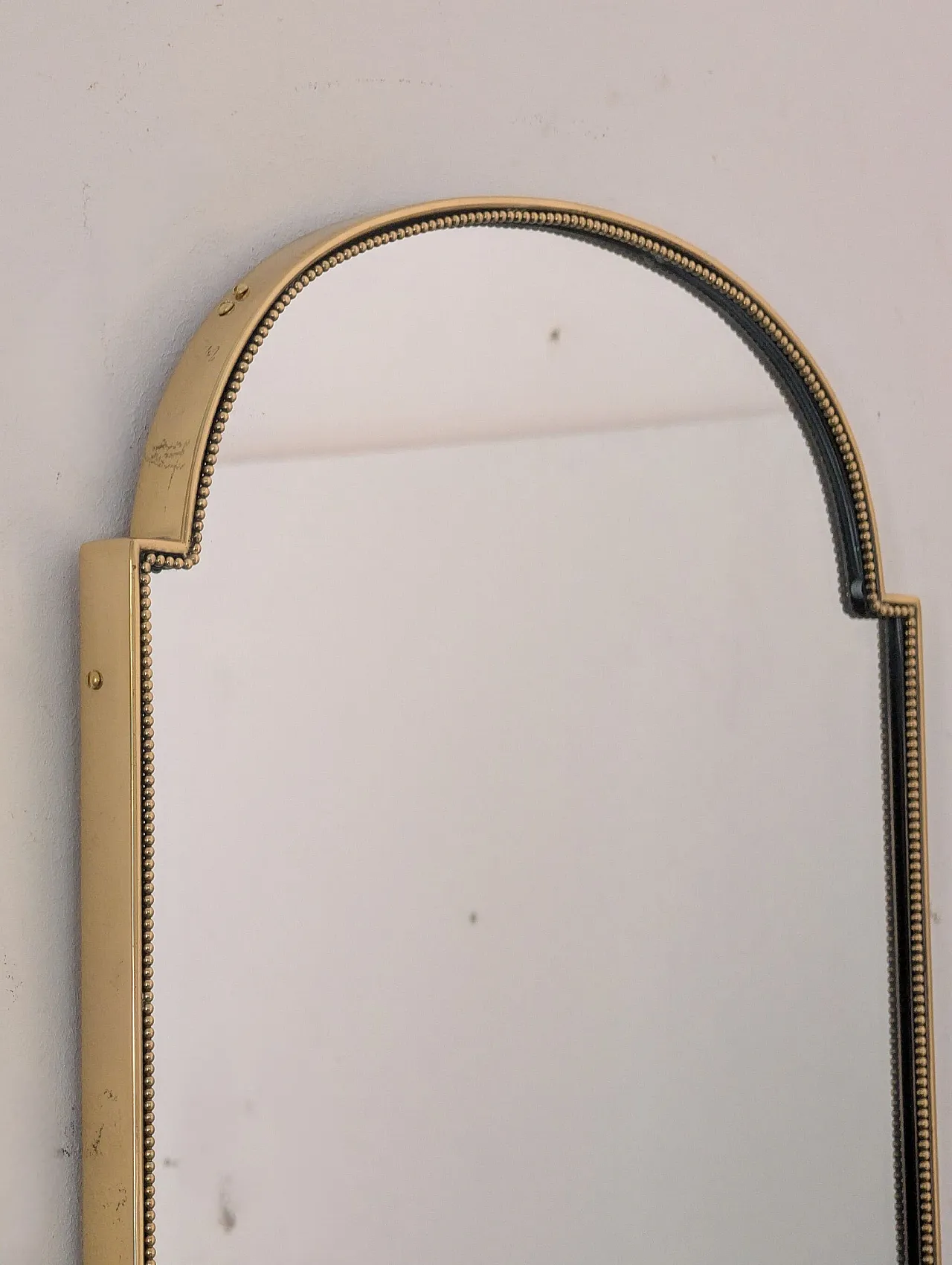 Specchio a scudo gotico Mid-Century Modern in ottone, anni ’60 6
