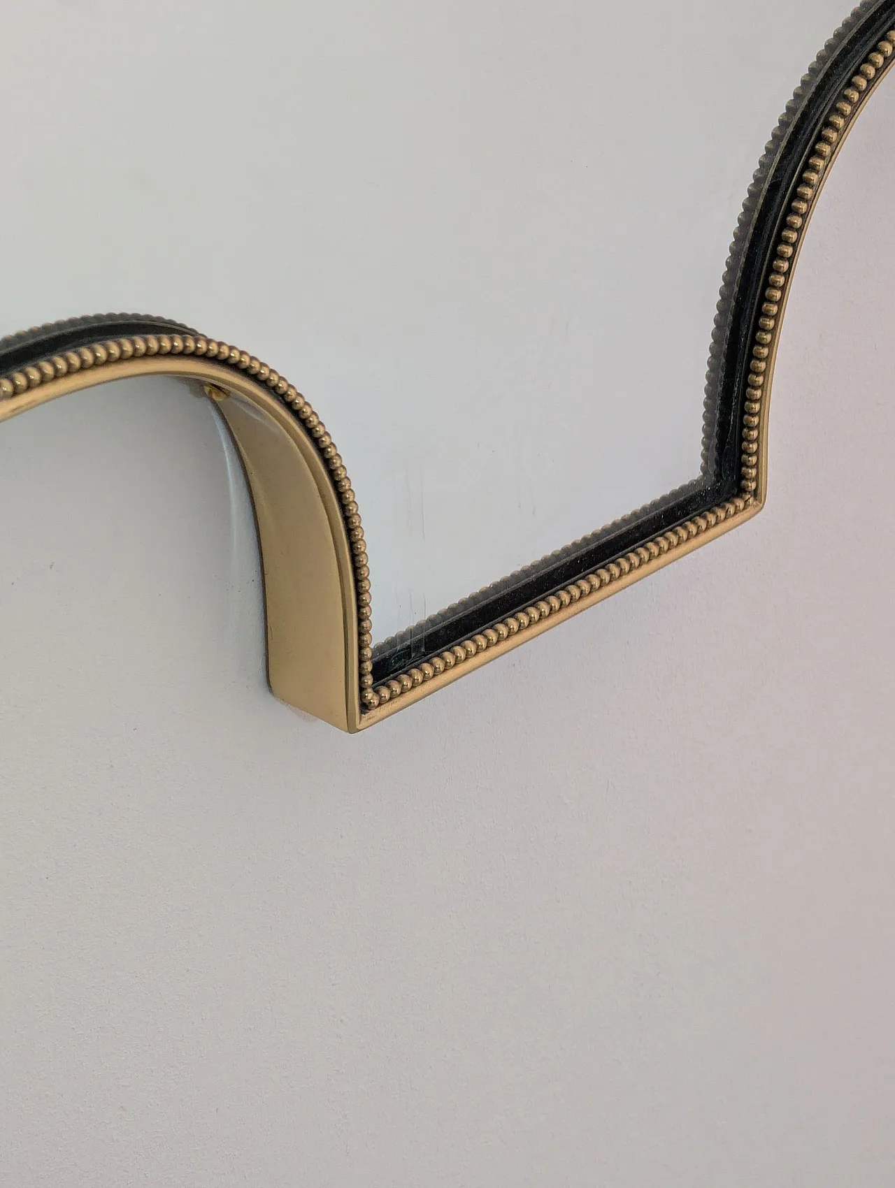 Specchio a scudo gotico Mid-Century Modern in ottone, anni ’60 7