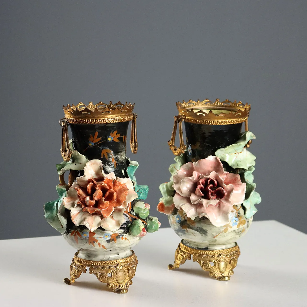 Coppia di vasi in ceramica barbottina decorati in policromia, '900 1