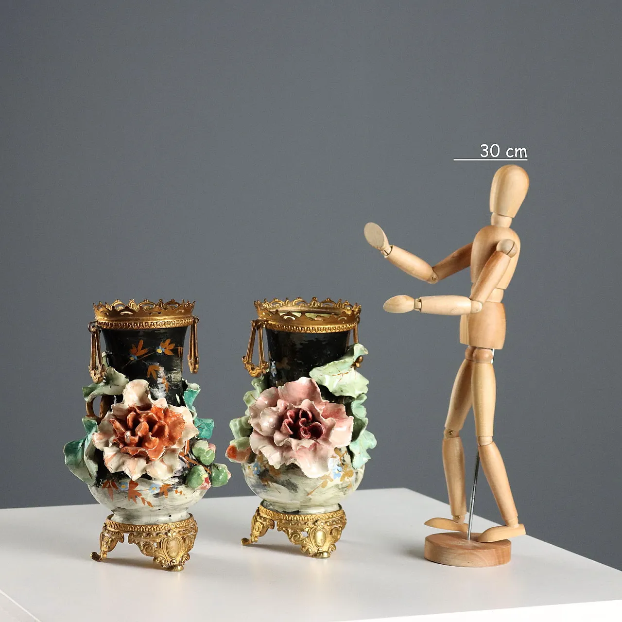 Coppia di vasi in ceramica barbottina decorati in policromia, '900 2
