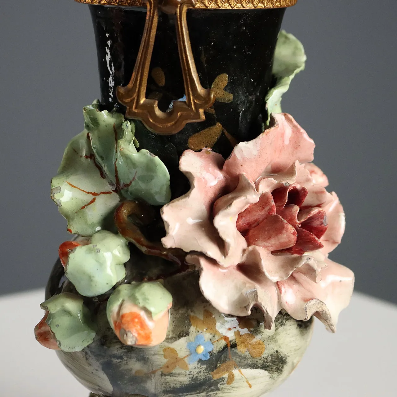 Coppia di vasi in ceramica barbottina decorati in policromia, '900 7