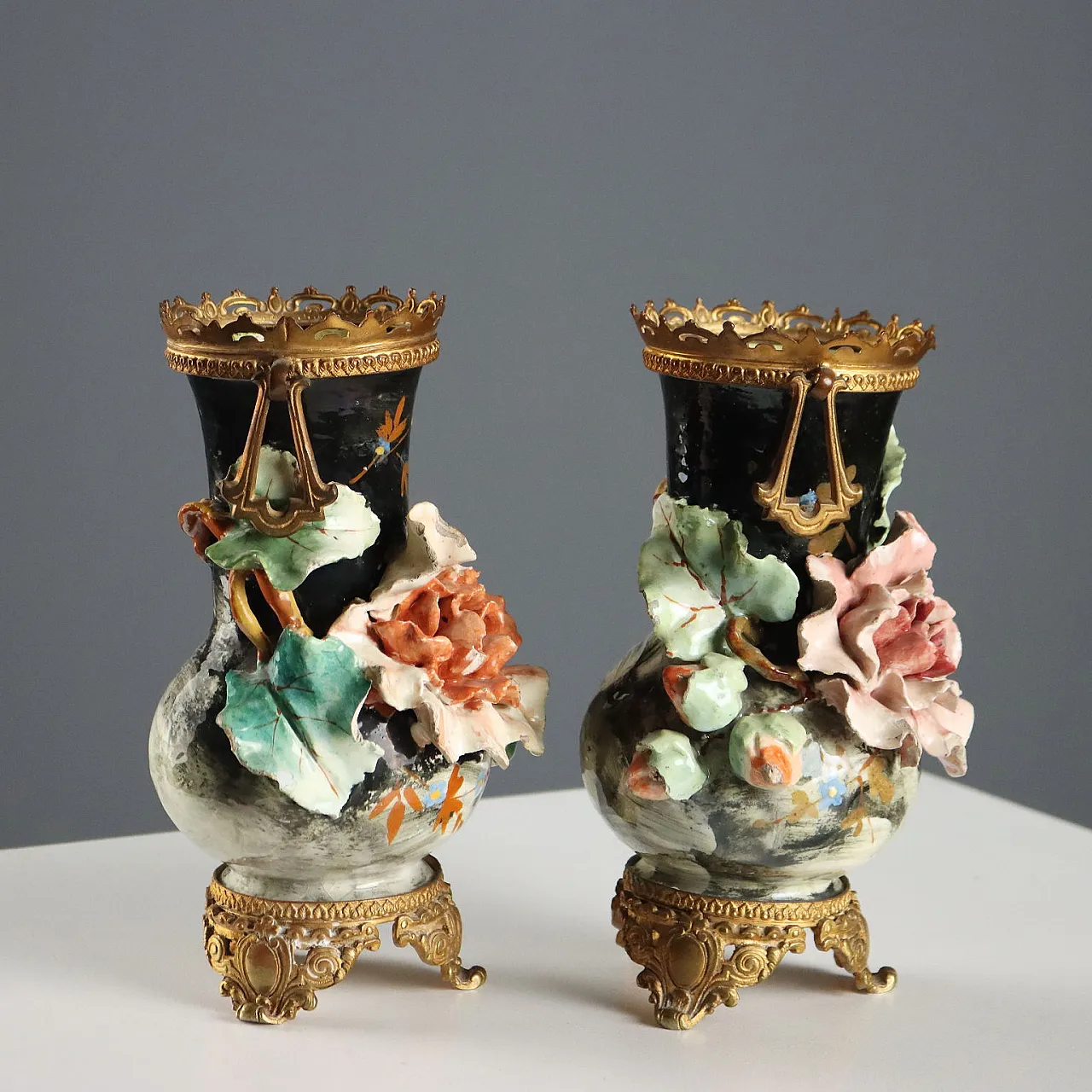 Coppia di vasi in ceramica barbottina decorati in policromia, '900 9