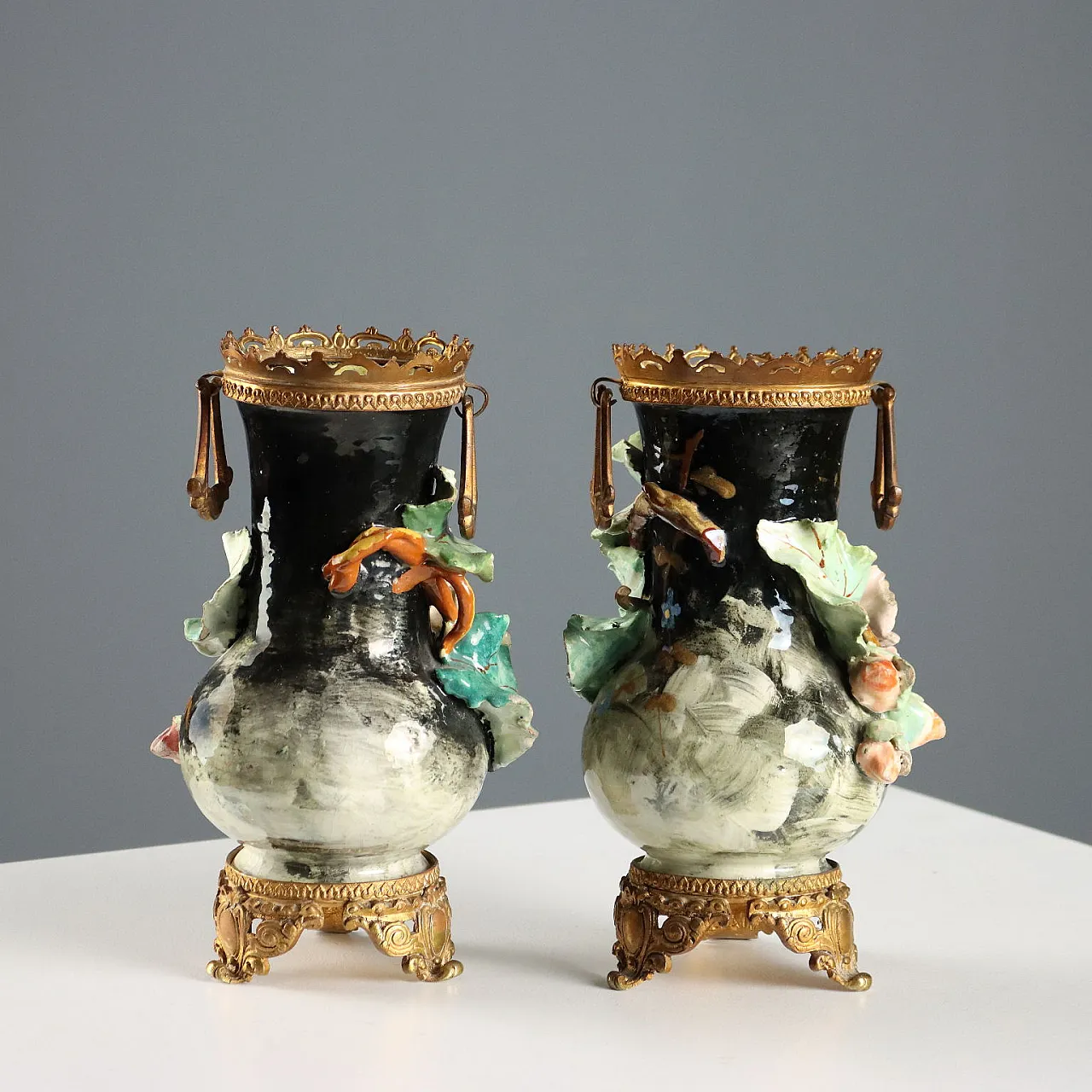 Coppia di vasi in ceramica barbottina decorati in policromia, '900 10
