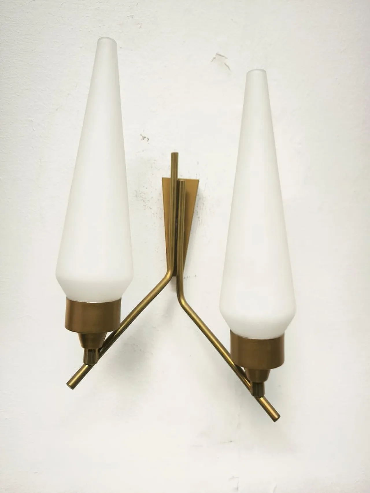 Lampada da parete in vetro opalino, anni '50 1