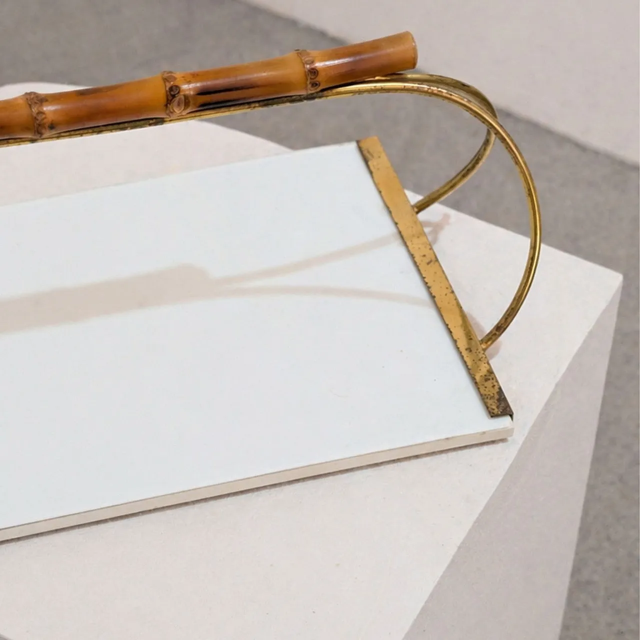 Vassoio Gucci style in ottone, ceramica e bamboo, anni ’60 8