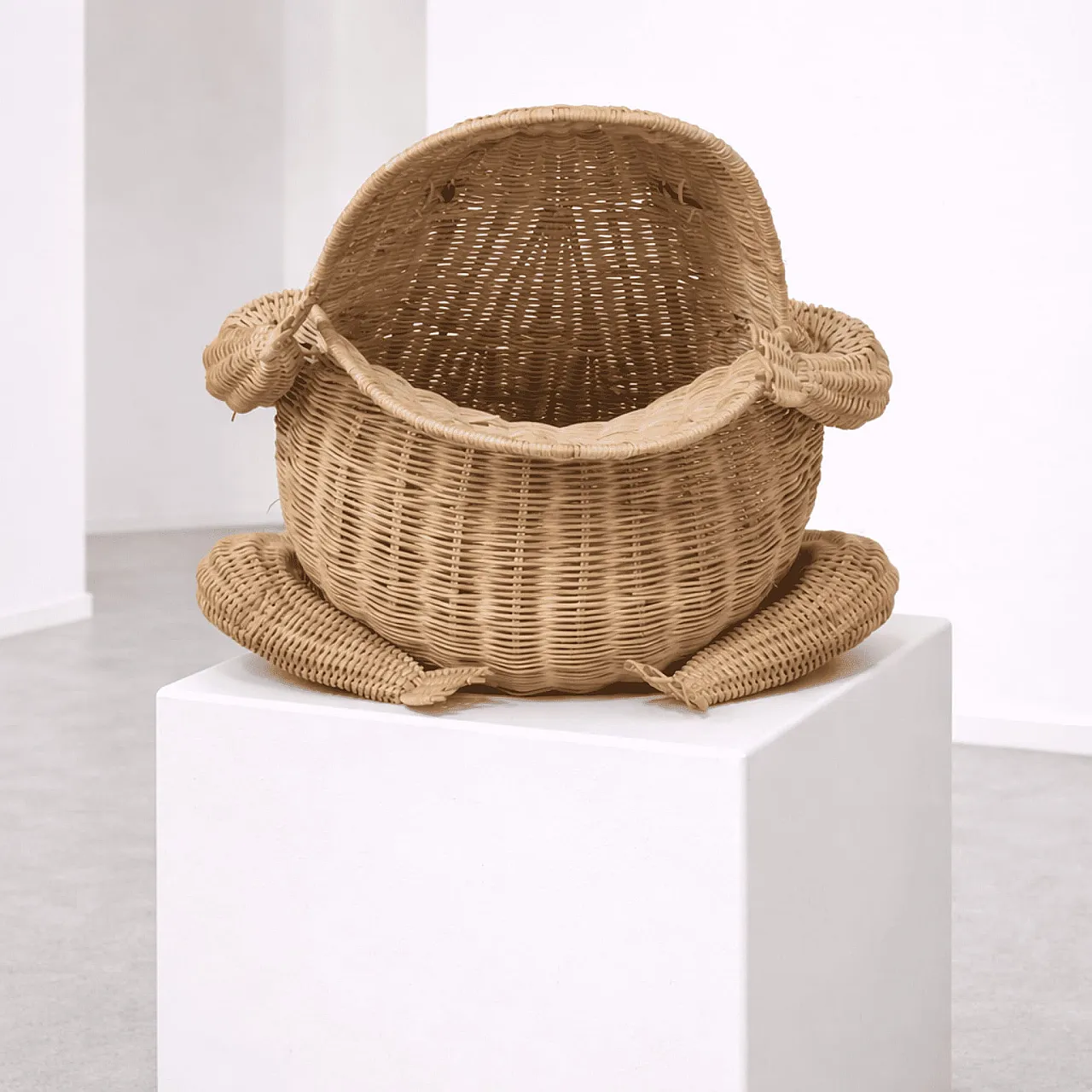 Frog-shaped magazine basket in woven rattan 2