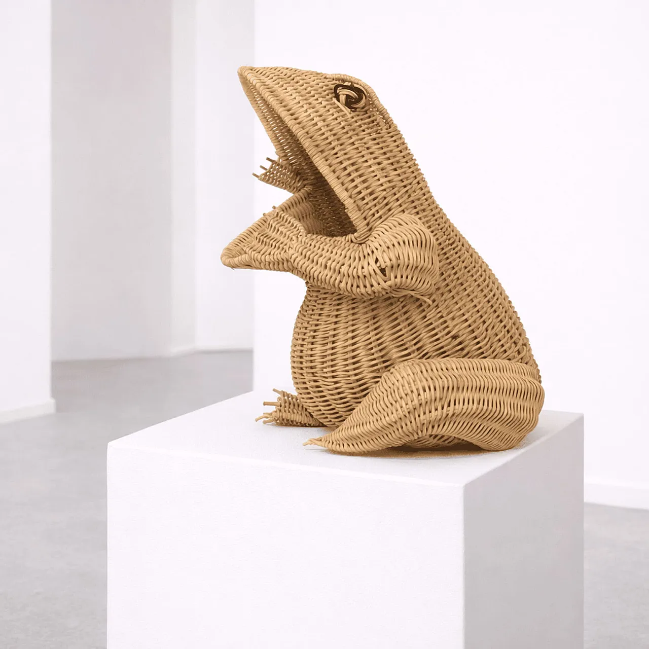 Frog-shaped magazine basket in woven rattan 4
