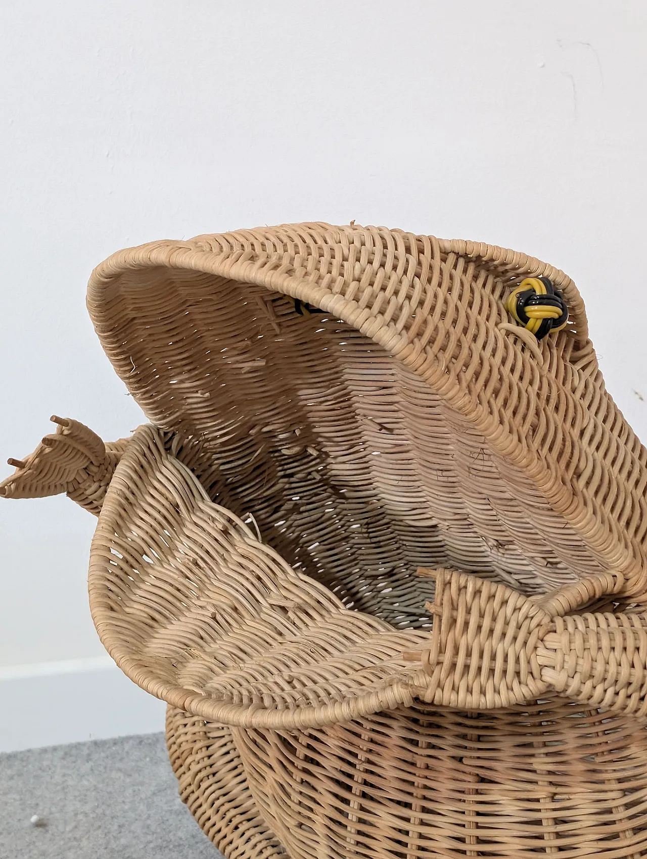 Frog-shaped magazine basket in woven rattan 7