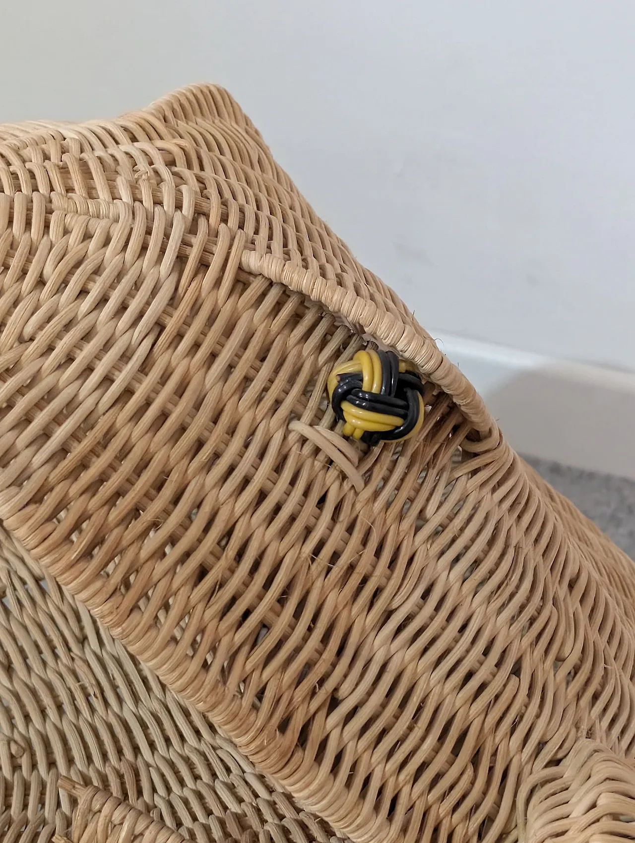 Frog-shaped magazine basket in woven rattan 8
