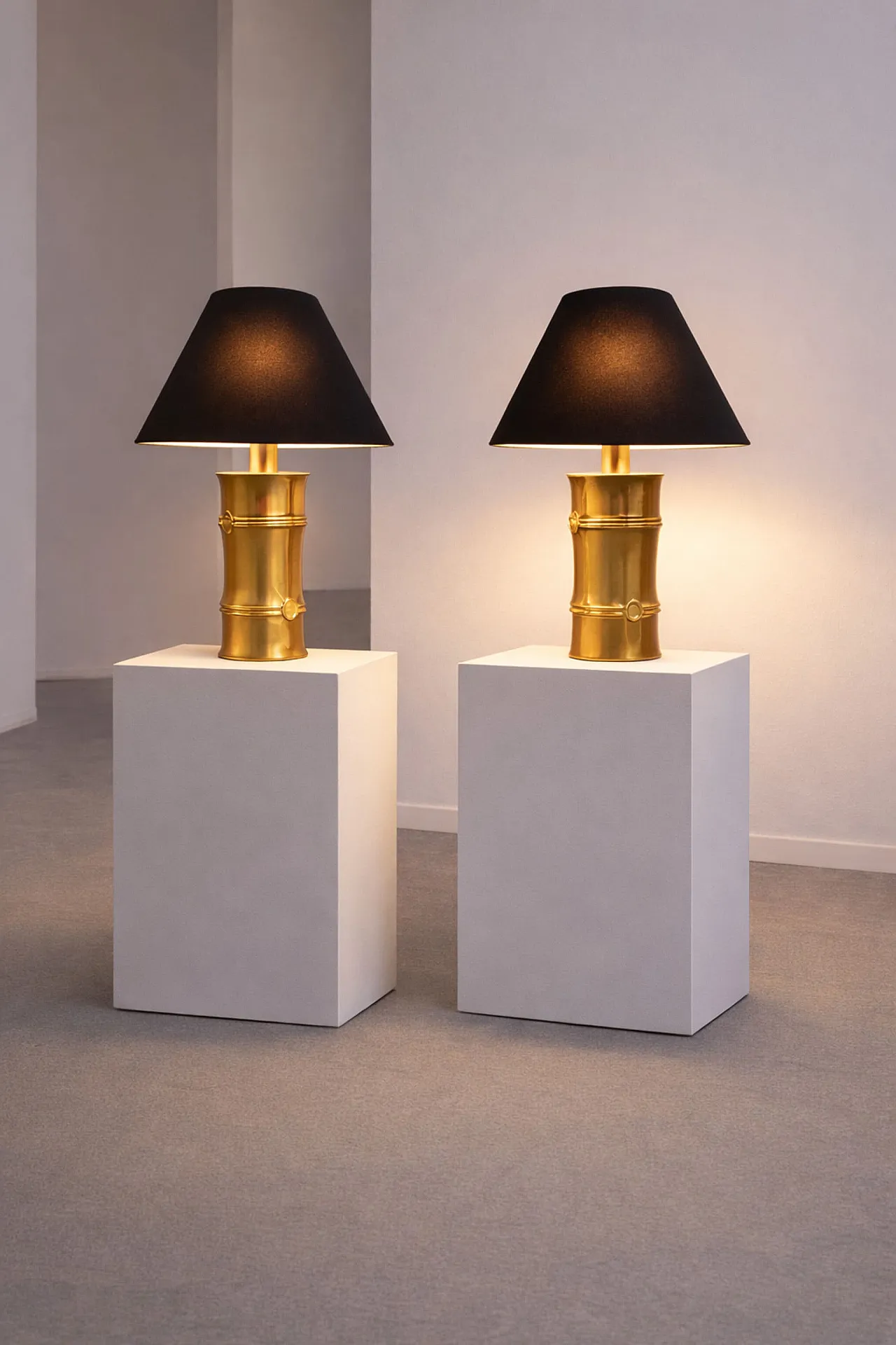 Coppia di lampade in ottone bamboo attribuite a Maison Jansen, anni 70 3