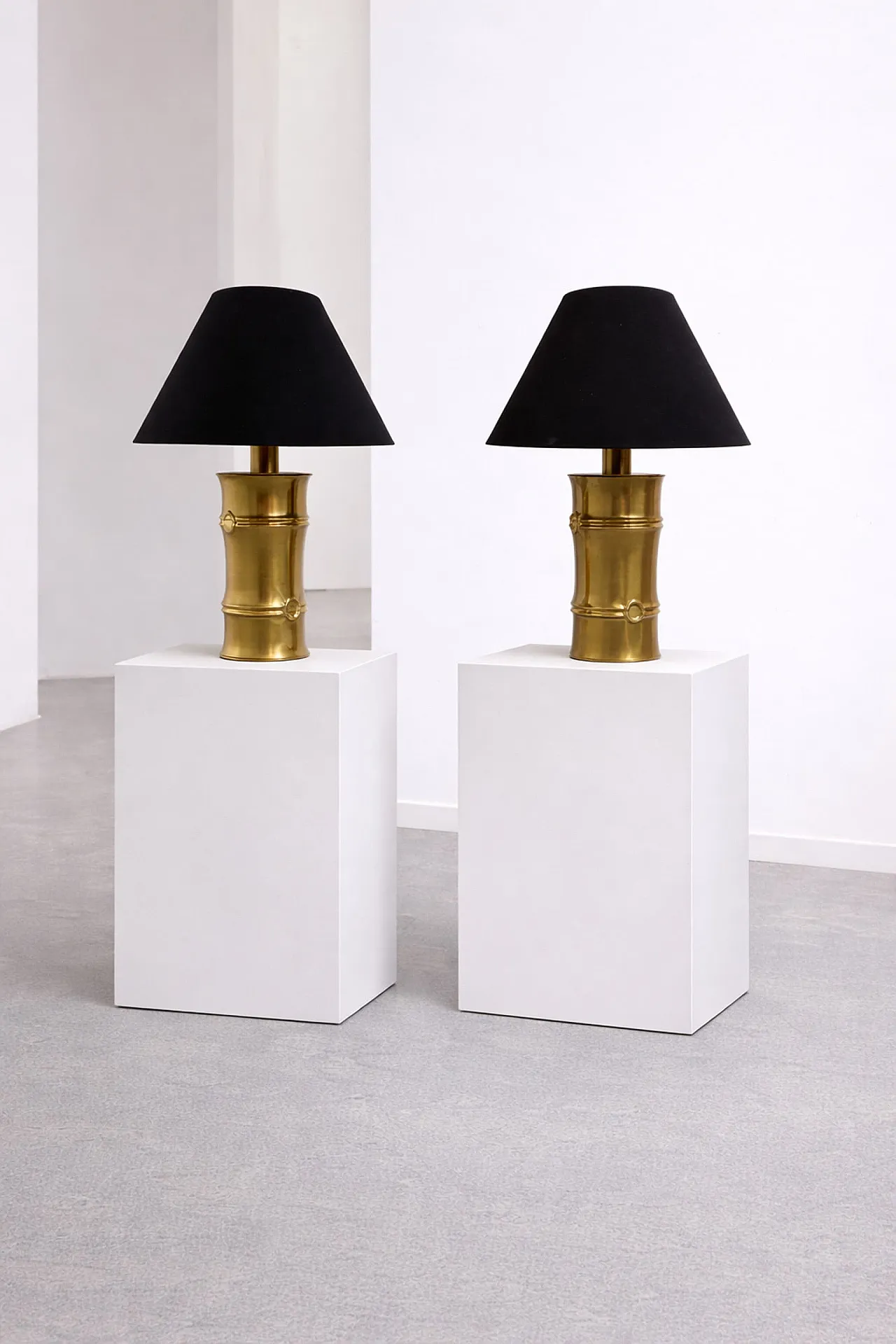 Coppia di lampade in ottone bamboo attribuite a Maison Jansen, anni 70 4