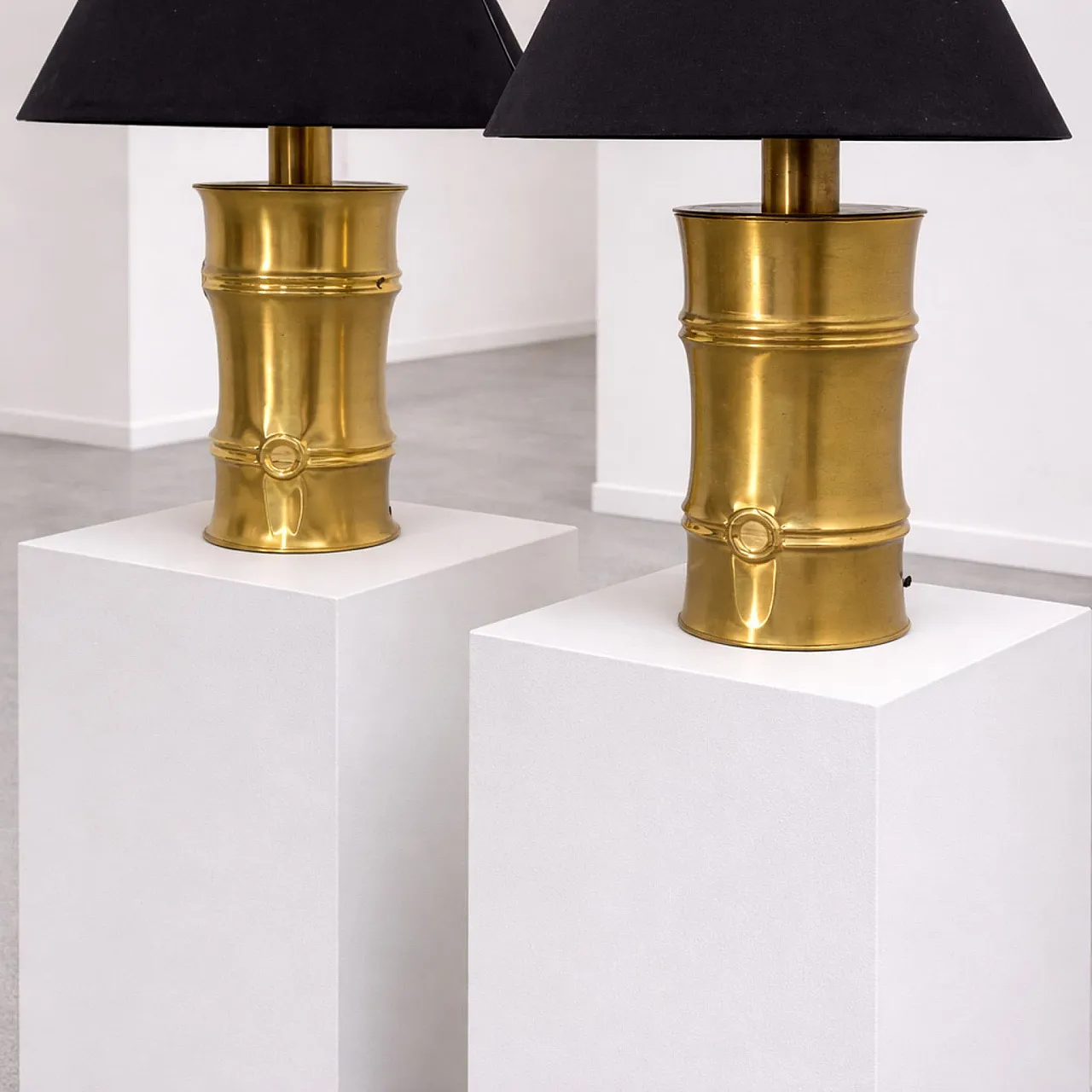 Coppia di lampade in ottone bamboo attribuite a Maison Jansen, anni 70 5