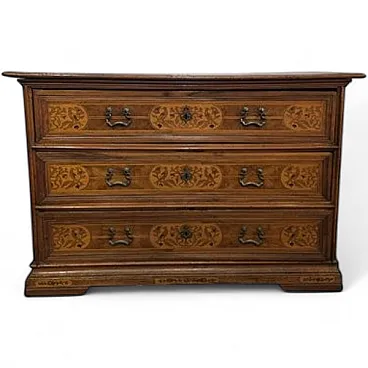 Chest of drawers in solid walnut, 18th century