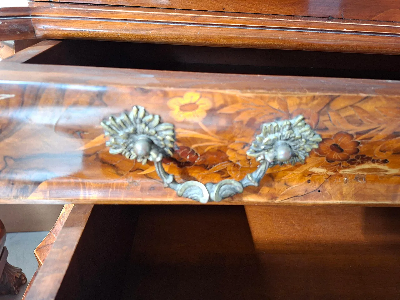 Ribalta and pair of inlaid bedside tables, 18th century 3