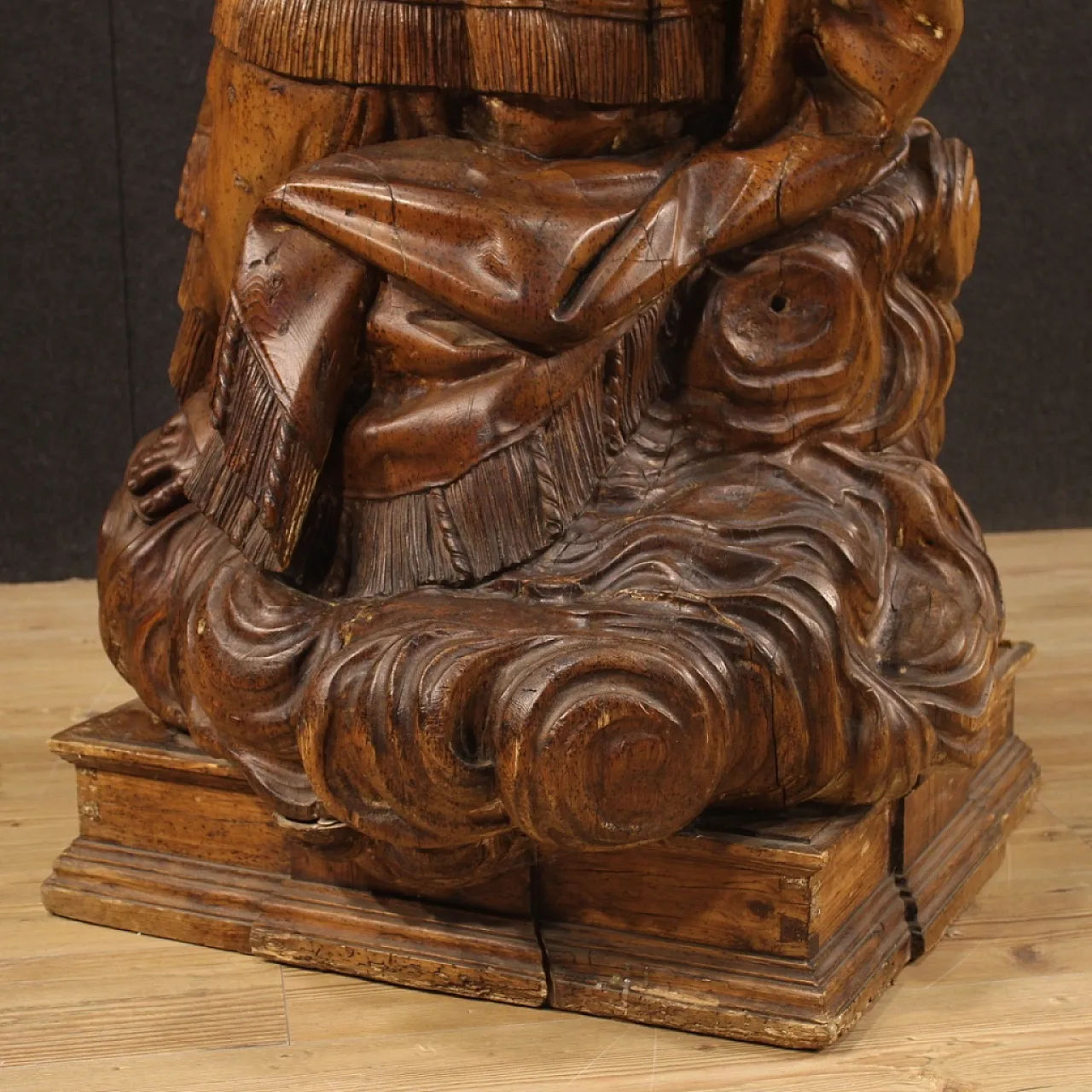 German devotional sculpture in carved wood, 18th century 4