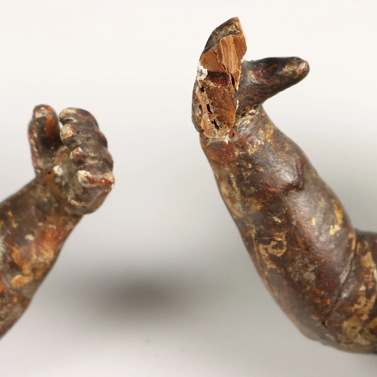 Pair of carved wooden putti, 19th century 9