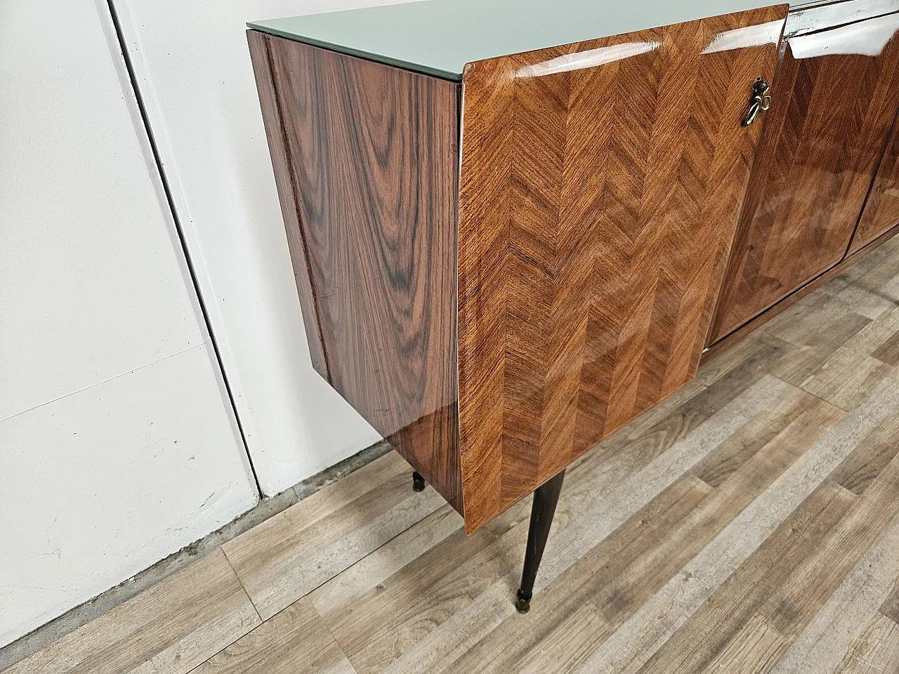 Credenza rivestita in mogano con piano in vetro, anni '70 3