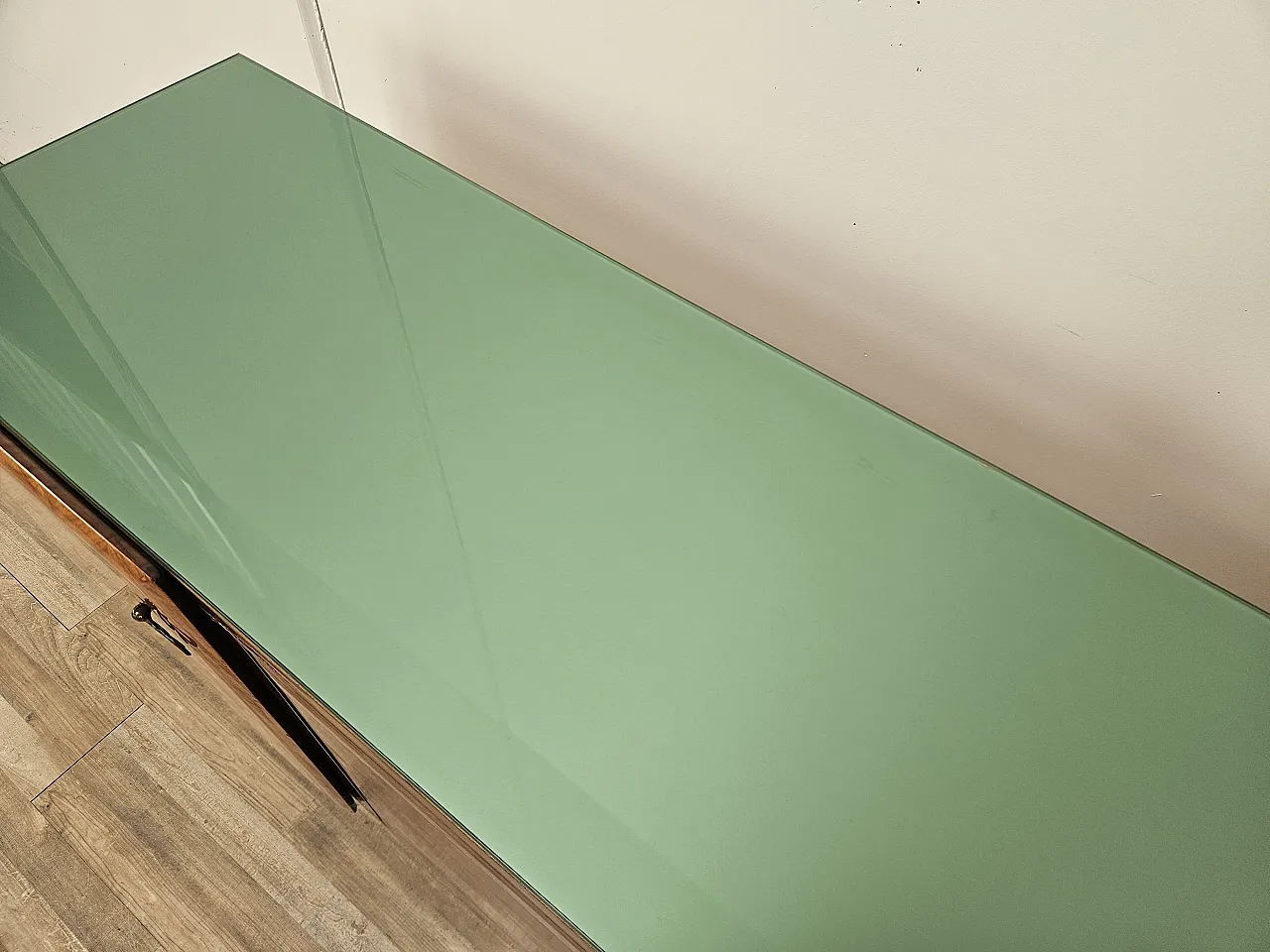 Credenza rivestita in mogano con piano in vetro, anni '70 8