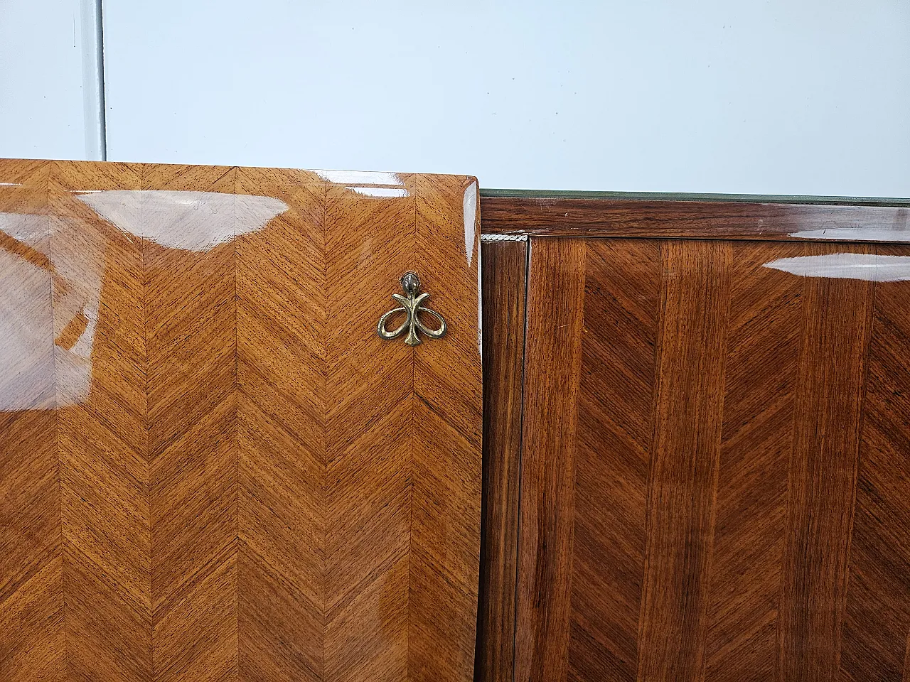 Credenza rivestita in mogano con piano in vetro, anni '70 9