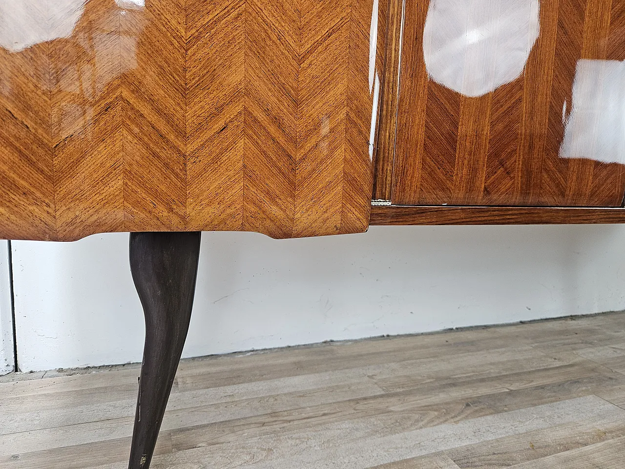 Credenza rivestita in mogano con piano in vetro, anni '70 12