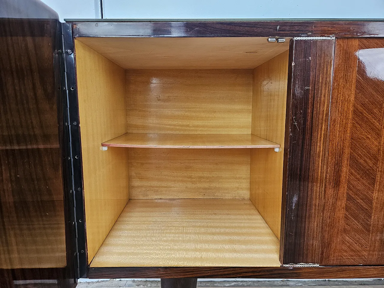 Credenza rivestita in mogano con piano in vetro, anni '70 13
