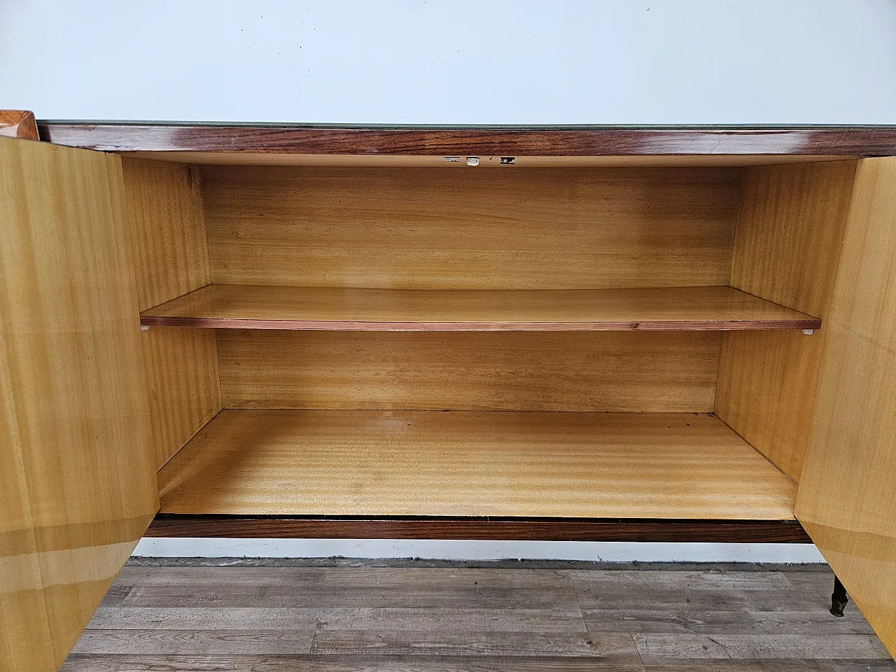 Credenza rivestita in mogano con piano in vetro, anni '70 15