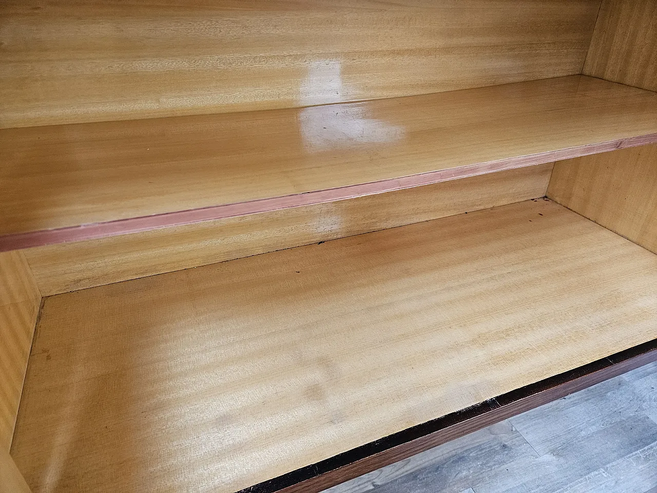 Credenza rivestita in mogano con piano in vetro, anni '70 16