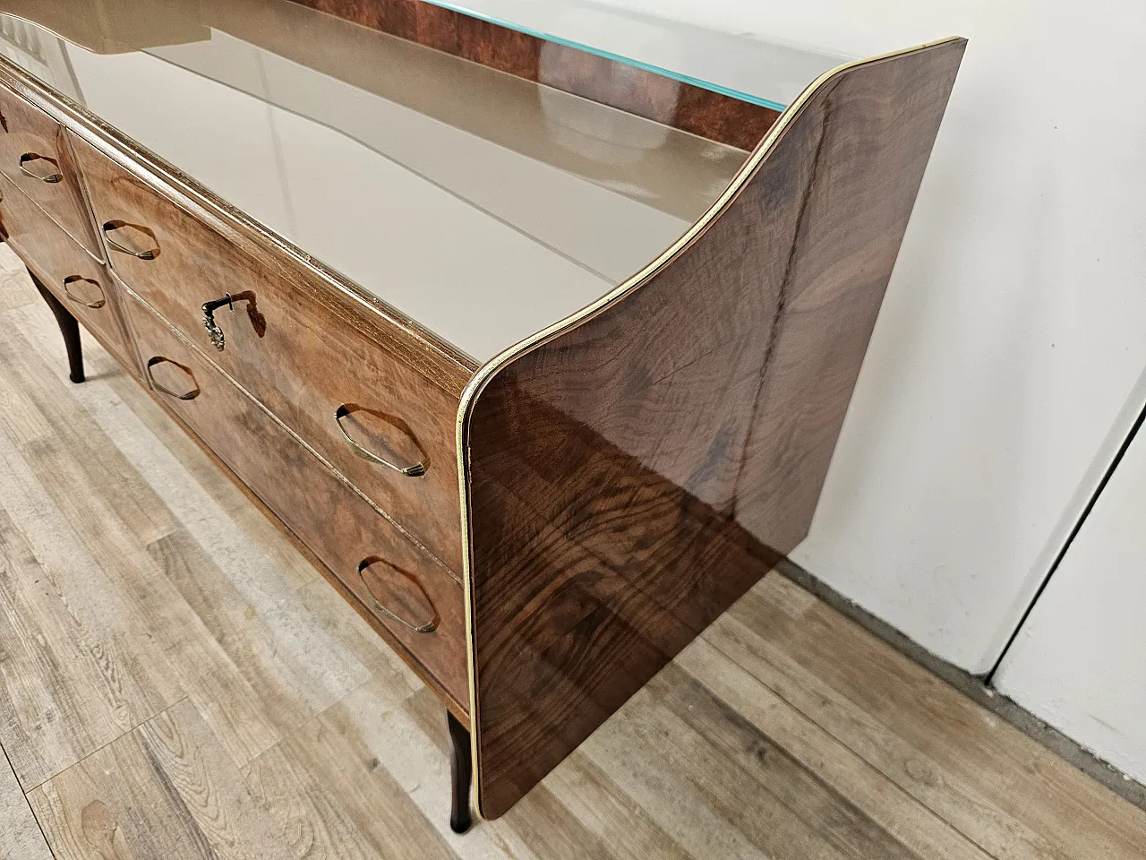 Cassettiera in radica di noce con doppio piano in vetro, anni '50 3